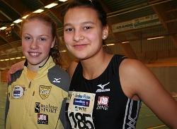 TOK SLV: Silje Marie Sporildnes (til venstre) og Alisa Phimpha Andersen var p innendrs NM i friidret i helga. De lp Steinkjer friidrett inn til slvmedalje  p 4x200 meter, sammen med Nina Brandt og Ann Kristin Skrove. Gratulerer! 